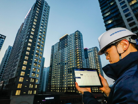 대림코퍼레이션 직원이 e편한세상 건설현장에서 태블릿에 설치된 스마트 시운전 솔루션을 통해 원격으로 세대 조명 시운전을 진행하고 있다. <대림코퍼레이션 제공>